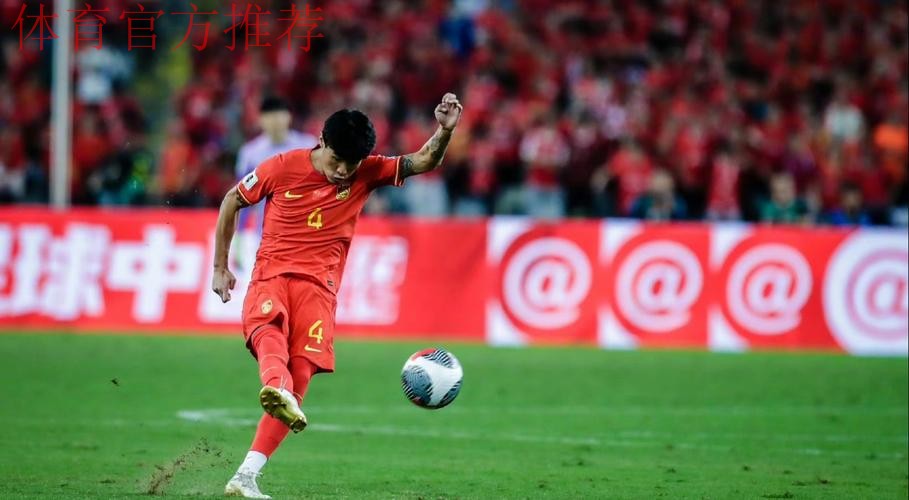 深圳首训 国足提前适应比赛用球