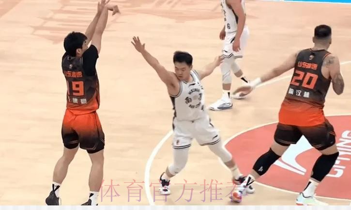 于德豪半场出战9分钟，三分4中4得到12分3板3助攻